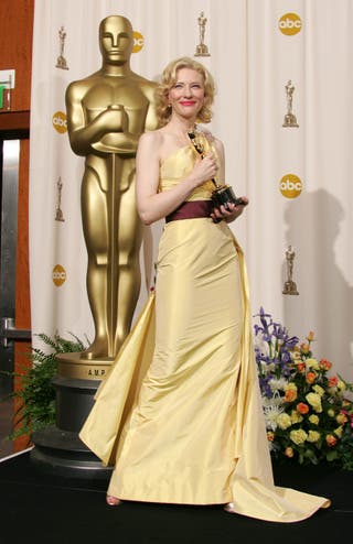 Cate Blanchett wears Valentino at the 2005 Academy Awards, where she won Best Supporting Actress for her role in ‘The Aviator’